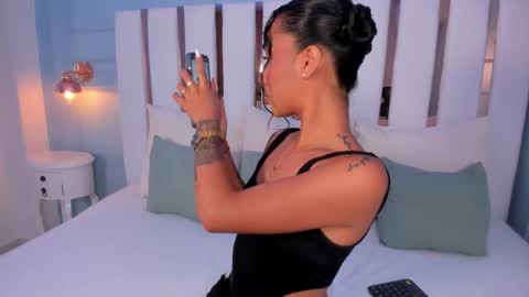 Snapshot of aria_hart chatting on 10/22/25, 12:05 Aria online show from 10/22/25, 12:05