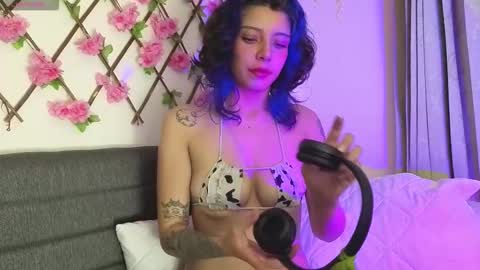 Snapshot of aria_silk chatting on 03/27/26, 01:44 aria_silk online show from 03/27/26, 01:44