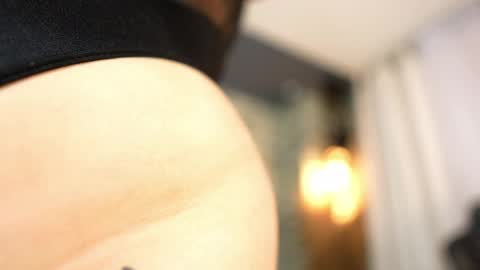 Snapshot of ariadna_milano chatting on 05/19/26, 01:06 - -. .- Ariadna -. .- - online show from 05/19/26, 01:06
