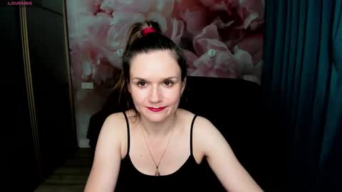 Snapshot of ariagrays chatting on 11/25/25, 02:11 AriaGray online show from 11/25/25, 02:11