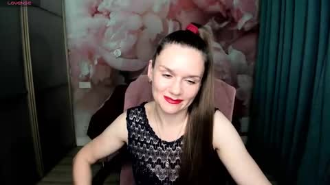 Snapshot of ariagrays chatting on 11/30/25, 02:48 AriaGray online show from 11/30/25, 02:48