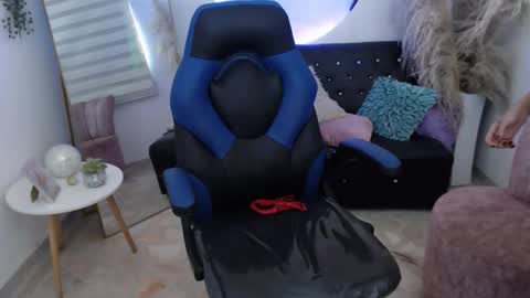 Snapshot of ariah_cute chatting on 04/18/26, 07:51 ariah_cute online show from 04/18/26, 07:51