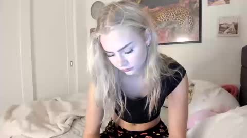 Snapshot of ariah_is_blonde chatting on 10/10/25, 09:14 Ariah online show from 10/10/25, 09:14