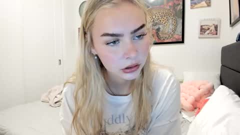 Snapshot of ariah_is_blonde chatting on 11/13/25, 08:52 Ariah online show from 11/13/25, 08:52