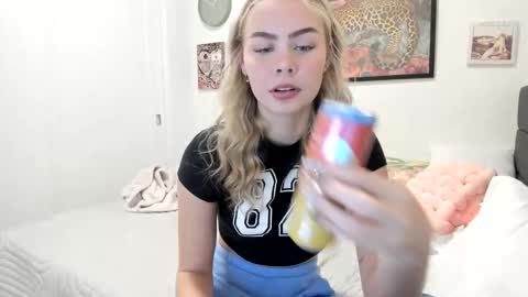 Snapshot of ariah_is_blonde chatting on 11/16/25, 08:25 Ariah online show from 11/16/25, 08:25