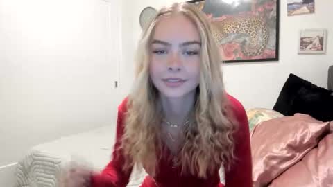 Snapshot of ariah_is_blonde chatting on 03/19/26, 08:24 Ariah online show from 03/19/26, 08:24
