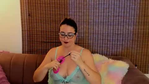 Snapshot of ariana_cross_ chatting on 05/14/26, 12:01 Ariana Cruz online show from 05/14/26, 12:01