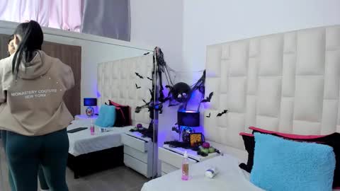  ariana  online show from 10/16/25, 04:41