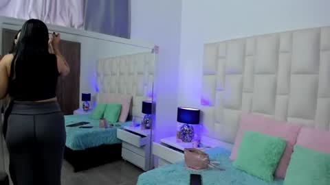  ariana  online show from 12/22/25, 04:26