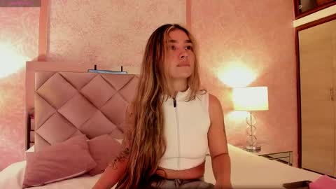 Snapshot of ariana_villada chatting on 09/22/25, 03:08 Ari online show from 09/22/25, 03:08