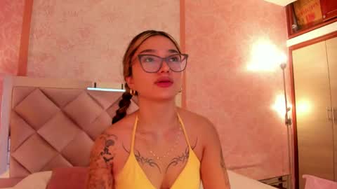 Snapshot of ariana_villada chatting on 10/17/25, 03:10 Ari online show from 10/17/25, 03:10