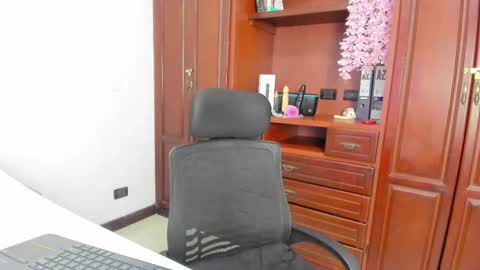 Snapshot of arianacontee chatting on 09/27/25, 08:19 Andrea online show from 09/27/25, 08:19