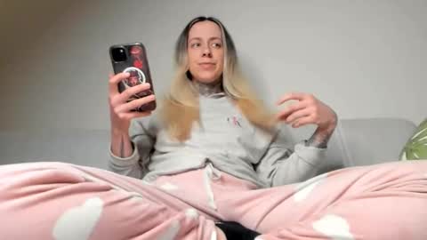 Ariana  Steven online show from 02/08/26, 12:25