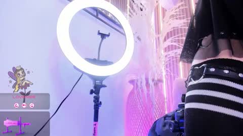 Snapshot of arianasantana chatting on 11/17/25, 12:44 Ari online show from 11/17/25, 12:44