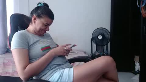 Snapshot of ariannaloovel chatting on 05/13/26, 06:05 ariannaloovel online show from 05/13/26, 06:05