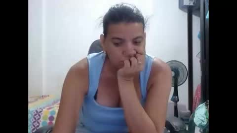 Snapshot of ariannaloovel chatting on 05/27/26, 01:57 ariannaloovel online show from 05/27/26, 01:57
