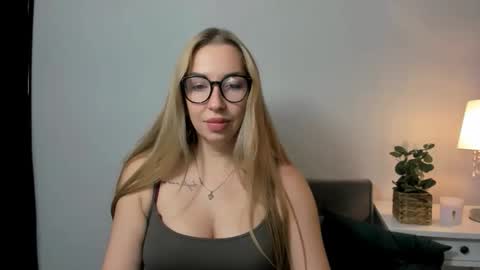 Snapshot of ariaswan chatting on 09/25/25, 03:16 Aria online show from 09/25/25, 03:16