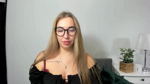 Snapshot of ariaswan chatting on 10/27/25, 04:22 Aria online show from 10/27/25, 04:22