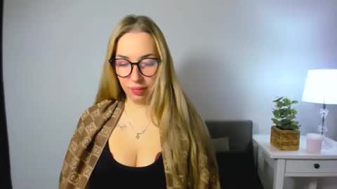 Snapshot of ariaswan chatting on 11/28/25, 07:44 Aria online show from 11/28/25, 07:44