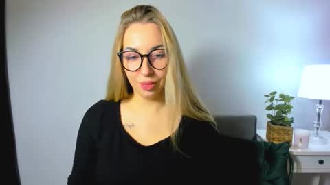 Snapshot of ariaswan chatting on 12/04/25, 07:50 Aria online show from 12/04/25, 07:50