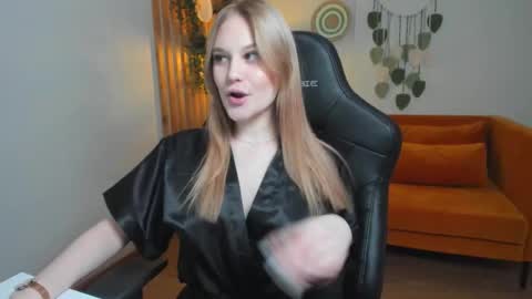 Snapshot of ariawell chatting on 10/16/25, 06:42 Aria online show from 10/16/25, 06:42