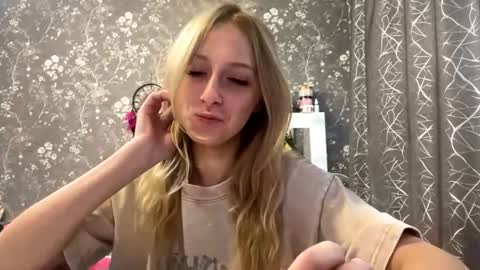 Snapshot of aricamustaro chatting on 04/25/26, 09:56 Alice online show from 04/25/26, 09:56