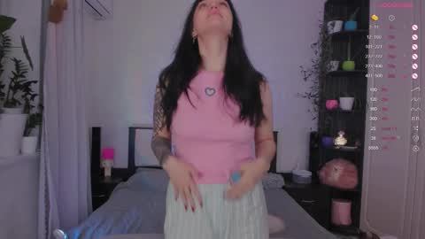 Snapshot of ariellaallure chatting on 11/21/25, 01:54 Ariella online show from 11/21/25, 01:54