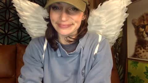 Snapshot of arielwyld chatting on 12/16/24, 05:38 ariel colin when hes here online show from 12/16/24, 05:38