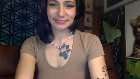 Snapshot of arielwyld chatting on 12/16/24, 03:32 ariel colin when hes here online show from 12/16/24, 03:32