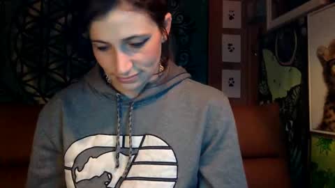 Snapshot of arielwyld chatting on 12/17/24, 02:44 ariel colin when hes here online show from 12/17/24, 02:44