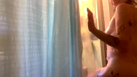 Snapshot of arielwyld chatting on 12/19/24, 01:40 ariel colin when hes here online show from 12/19/24, 01:40