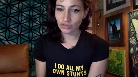 Snapshot of arielwyld chatting on 12/27/24, 02:33 ariel colin when hes here online show from 12/27/24, 02:33