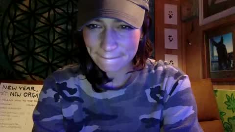 Snapshot of arielwyld chatting on 01/04/25, 02:35 ariel colin when hes here online show from 01/04/25, 02:35