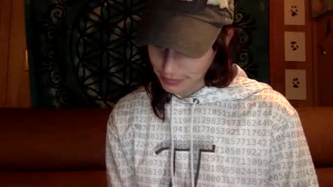 Snapshot of arielwyld chatting on 01/05/25, 02:06 ariel colin when hes here online show from 01/05/25, 02:06