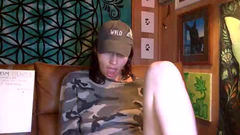 Snapshot of arielwyld chatting on 01/05/25, 05:09 ariel colin when hes here online show from 01/05/25, 05:09