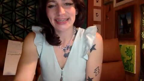 Snapshot of arielwyld chatting on 01/05/25, 11:22 ariel colin when hes here online show from 01/05/25, 11:22