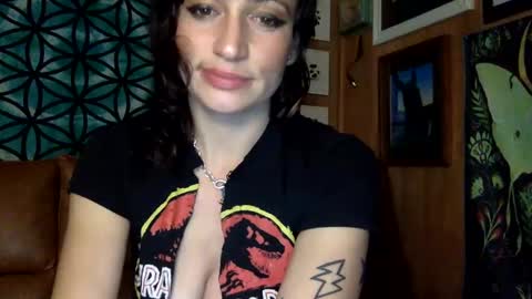 Snapshot of arielwyld chatting on 01/11/25, 04:14 ariel colin when hes here online show from 01/11/25, 04:14