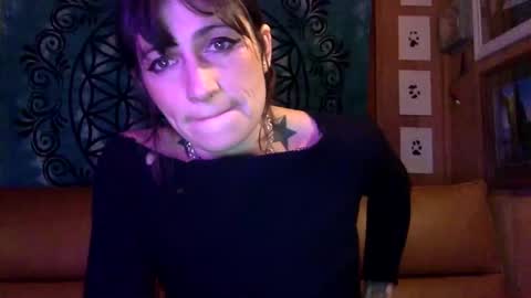 Snapshot of arielwyld chatting on 01/12/25, 11:47 ariel colin when hes here online show from 01/12/25, 11:47