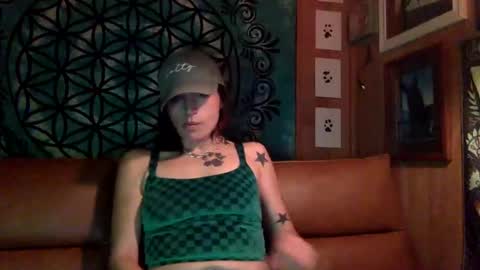 Snapshot of arielwyld chatting on 01/14/25, 03:32 ariel colin when hes here online show from 01/14/25, 03:32