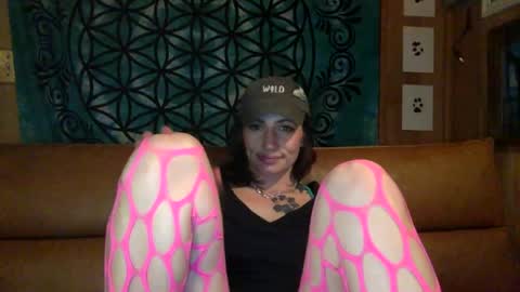 Snapshot of arielwyld chatting on 01/15/25, 04:04 ariel colin when hes here online show from 01/15/25, 04:04