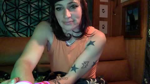 Snapshot of arielwyld chatting on 01/17/25, 03:12 ariel colin when hes here online show from 01/17/25, 03:12