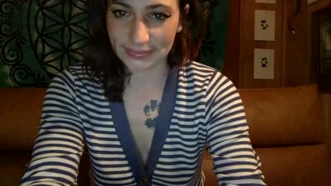 Snapshot of arielwyld chatting on 01/24/25, 03:22 ariel colin when hes here online show from 01/24/25, 03:22