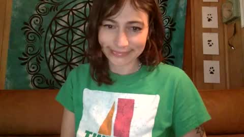 Snapshot of arielwyld chatting on 01/25/25, 01:52 ariel colin when hes here online show from 01/25/25, 01:52