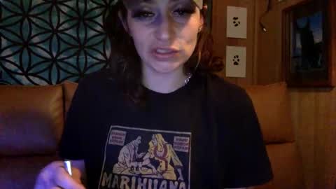 Snapshot of arielwyld chatting on 01/28/25, 03:57 ariel colin when hes here online show from 01/28/25, 03:57