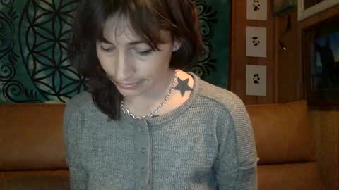 Snapshot of arielwyld chatting on 01/29/25, 01:49 ariel colin when hes here online show from 01/29/25, 01:49