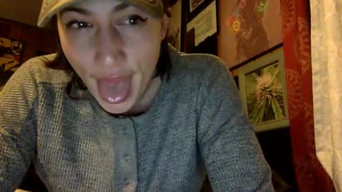 Snapshot of arielwyld chatting on 01/30/25, 01:22 ariel colin when hes here online show from 01/30/25, 01:22