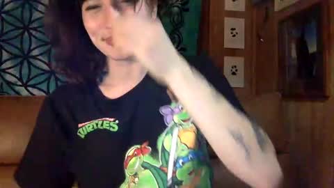 Snapshot of arielwyld chatting on 02/08/25, 03:30 ariel colin when hes here online show from 02/08/25, 03:30