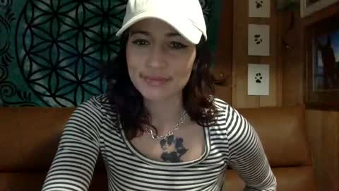 Snapshot of arielwyld chatting on 02/25/25, 02:22 ariel colin when hes here online show from 02/25/25, 02:22