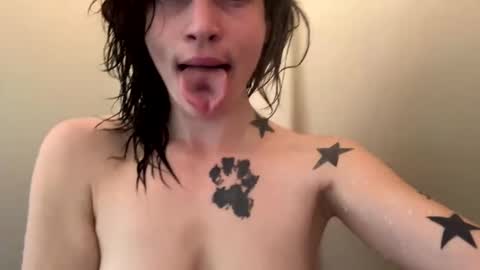 Snapshot of arielwyld chatting on 02/27/25, 02:00 ariel colin when hes here online show from 02/27/25, 02:00