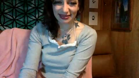 Snapshot of arielwyld chatting on 03/05/25, 02:36 ariel colin when hes here online show from 03/05/25, 02:36